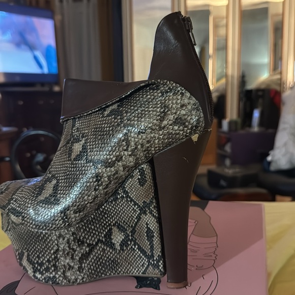 Wedge snake boot, back zipper. Slight imperfections on right back - Picture 2 of 8